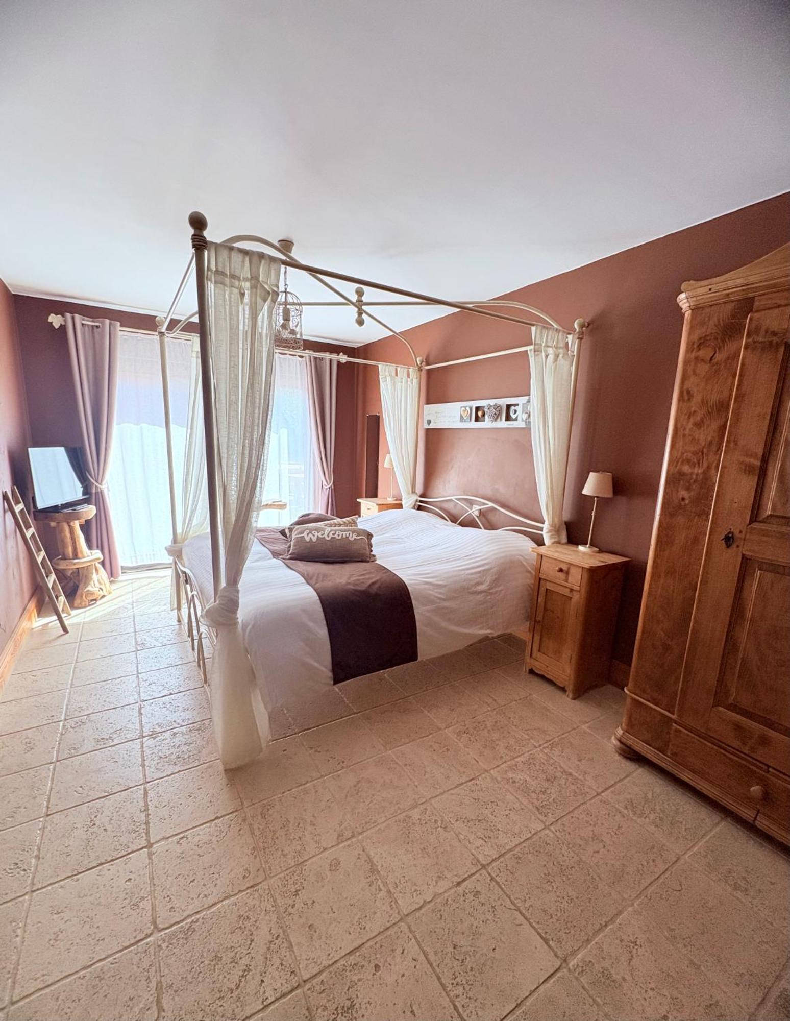 Comme A La Ferme Bed & Breakfast